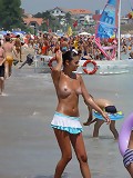 :: NUDISM, TEENAGE NUDISTS :: Hot Shots Of Topless 18+ Teens On The Public Beach